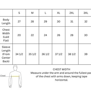 Pu&ograve; includere: Tabella delle taglie per un capo di abbigliamento con misure in pollici per la lunghezza del corpo, la larghezza del petto e la lunghezza della manica. La tabella include le taglie S, M, L, XL, 2XL e 3XL.