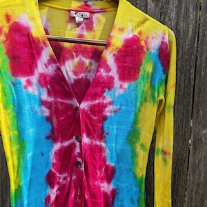 Cardigan tie-dye lumineux petit/moyen - Manches longues jaunes et coeur rose + bleu