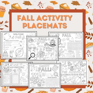 Op de afbeelding: Een set van zes zwart-witte herfstactiviteiten placemats voor kinderen, met woordzoekers, doolhoven en andere leuke spelletjes. De placemats hebben een herfstthema met pompoenen, bladeren en andere herfstgerelateerde afbeeldingen. De tekst "Fall Activity Placemats" staat bovenaan.