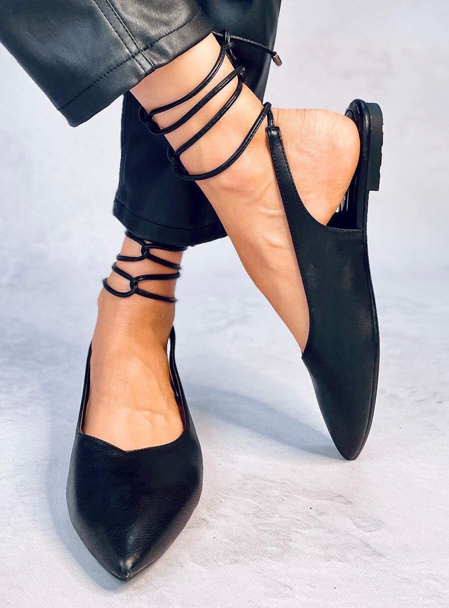 One store strap flats