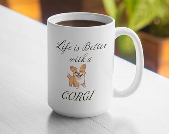 Puede incluir: Taza de cerámica blanca con el texto "Life is Better with a CORGI" y una ilustración de un corgi de dibujos animados. La taza contiene un líquido oscuro, probablemente café o té, y está sobre una superficie clara.