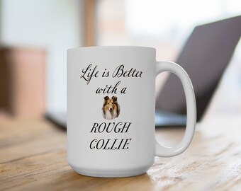 Könnte beinhalten: Weiße Keramik-Kaffeetasse mit einem Schwarzweißbild eines Rough Collie Hundes und dem Text "Life is Better with a Rough Collie".