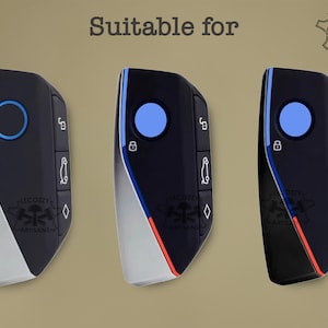 Pu&ograve; includere: Tre copri chiavi per auto con diverse combinazioni di colori. Le cover sono nere con accenti blu, rossi e argentati. Il testo "LECOZZY ARTISANS" &egrave; stampato su ogni cover.