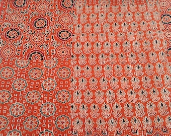 Op de afbeelding: Een rood en wit kantha-deken met verschillende bloemmotieven. Het deken is gemaakt van katoen en met de hand gestikt.