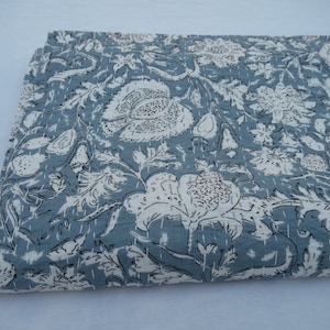 以下が含まれることがあります： 伝統的なインドのデザインが施された、青と白のフラワーカンサキルト。キルトはコットン製で、手縫いです。