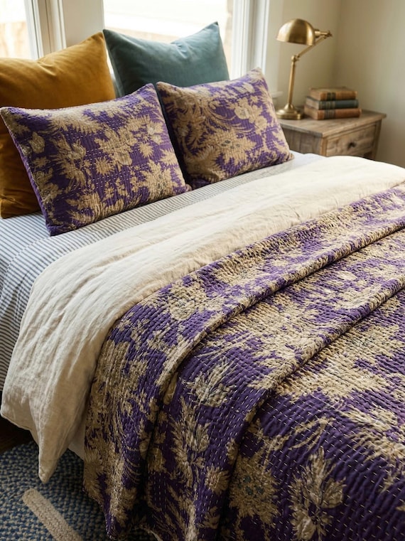 Lila gemusterte Kantha-Baumwoll-Steppdecke mit Blockdruck – Tagesdecke mit lila Blumenmuster