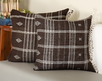 Handgewebter Kissenbezug aus Bhujodi Wolle | Dunkelbraunes indisches Kissen