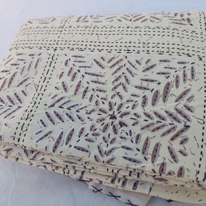 Creme Farbe Kantha Quilt Mit 2 Kissenbezug Kostenlos von 18x28 Zoll Einzigartiges Design Handgefertigte Kantha Quilted Bettwäsche Tagesdecke