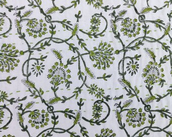 Könnte beinhalten: Weißer Stoff mit einem sich wiederholenden Muster aus grünen floralen Designs. Das Design zeigt stilisierte Blumen und Blätter.