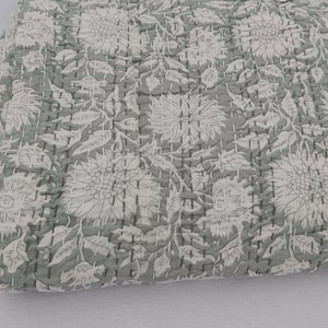 Handgemaakte bloemenkantha-quilt Uniek ontwerp Handgemaakte kantha gewatteerde beddengoed Sprei Handblokprint Gooideken Goed uitziende quilt