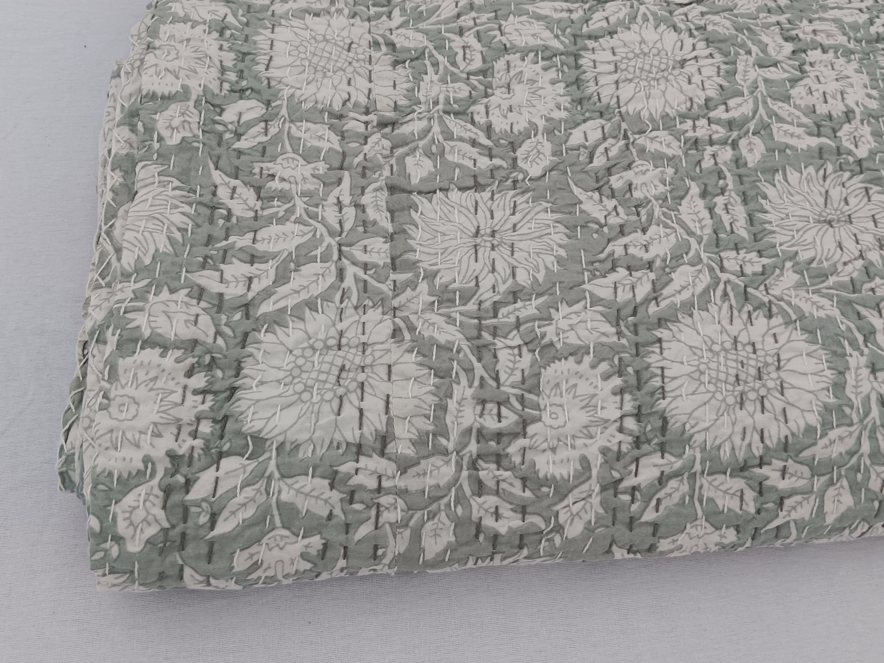 Floral Handmade Kantha Quilt Unique Design Handmade Kantha Quilted Bedding Bedspread Handblock Print Throw Blanket Well-Looking Quilt