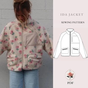 Può includere: Una giacca color crema con un motivo floreale rosa e una tasca in velluto a coste rosa chiaro. La giacca ha una chiusura con cerniera e due tasche anteriori. L'immagine include anche un'illustrazione del modello di cucito etichettata "IDA JACKET" e "SEWING PATTERN".