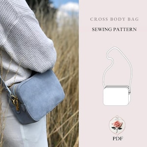 Può includere: Una borsa a tracolla azzurra con cerniera e hardware dorati. La borsa è indossata a tracolla. L'immagine include anche un modello di cucito per una borsa a tracolla, con il testo "CROSS BODY BAG SEWING PATTERN" e un'icona PDF.
