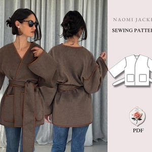 Puede incluir: Una chaqueta marrón de manga larga con cuello en V, dos bolsillos delanteros y un cinturón de lazo a juego. Los bordes están rematados con ribetes marrones. La imagen incluye un dibujo técnico del patrón de costura Naomi Jacket y texto PDF.