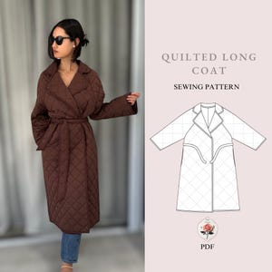 Op de afbeelding: Een lange, gewatteerde bruine jas met een ruitpatroon en een bijpassende riem. De jas heeft een klassieke reverskraag. De afbeelding bevat ook een naaipatroon en de tekst "QUILTED LONG COAT SEWING PATTERN".