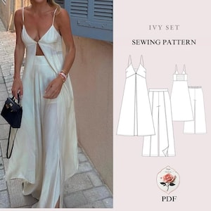 Könnte beinhalten: Eine Frau trägt ein cremefarbenes Kleid mit Spaghettiträgern und einem Schlüsselloch-Ausschnitt. Sie trägt eine schwarze Handtasche. Das Bild zeigt auch ein Schnittmuster mit dem Text "IVY SET SEWING PATTERN" und Illustrationen des Kleides und der Hose.