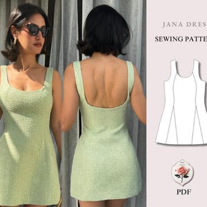 Könnte beinhalten: Ein hellgrünes, strukturiertes Minikleid mit Rundhalsausschnitt und breiten Trägern, von vorne und hinten abgebildet. Das Bild enthält eine technische Strichzeichnung des Jana Dress Schnittmusters und den Text "JANA DRESS SEWING PATTERN PDF".