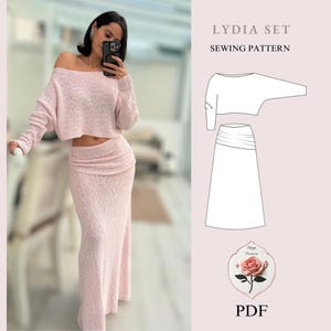 Könnte beinhalten: Ein hellrosa Outfit, bestehend aus einem schulterfreien Pullover und einem passenden hoch taillierten Rock aus strukturiertem Strickstoff. Das Bild enthält ein Schnittmuster mit dem Text "LYDIA SET SEWING PATTERN" und "PDF".