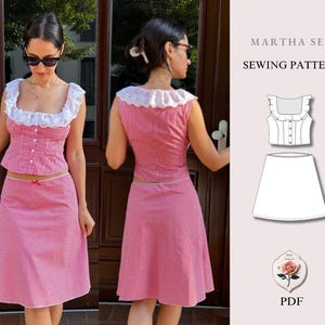 Puede incluir: Un conjunto de dos piezas que incluye un top de cuadros vichy rojos y blancos con cuello de volantes blanco y una falda a juego. El conjunto incluye una ilustración técnica de patrón de costura etiquetada MARTHA SET SEWING PATTERN y PDF.