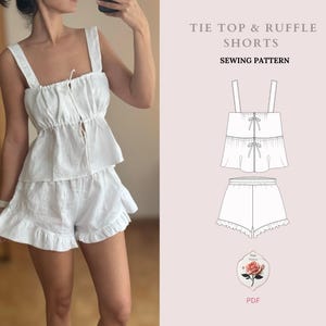 Könnte beinhalten: Ein Schnittmuster für ein Oberteil mit Schleife und Rüschen-Shorts. Das Schnittmuster enthält eine Strichzeichnung des Kleidungsstücks und den Text "Tie Top & Ruffle Shorts Sewing Pattern".