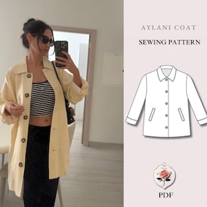 Könnte beinhalten: Eine Frau trägt einen hellgelben Mantel über einem schwarz-weiß gestreiften Oberteil und einem schwarzen Rock. Das Bild zeigt auch ein Schnittmuster für einen "Aylani Coat" mit dem Text "SEWING PATTERN".