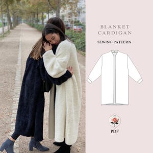 Può includere: Un cartamodello per un cardigan lungo bianco con colletto alto e cerniera frontale. Il cartamodello si chiama "Blanket Cardigan" ed è disponibile per il download in PDF.