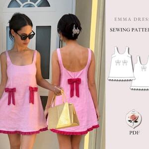Peut inclure: Une robe rose sans manches avec une encolure dégagée et un ourlet à volants. La robe présente deux nœuds rayés rouges et blancs sur le devant et un au dos. L'image inclut un schéma de patron de couture intitulé EMMA DRESS SEWING PATTERN.