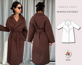 Op de afbeelding: Een bruine doorgestikte jas met een strikceintuur, reverskraag en lange mouwen. De tekst ASHLEY COAT SEWING PATTERN PDF is zichtbaar naast een technische lijntekening van de jas en een kleine roosafbeelding op een lichtroze achtergrond.