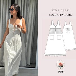 Könnte beinhalten: Eine Frau trägt ein weißes Kleid mit Lochmuster, Schnürleibchen und Taschen. Das Kleid ist bodenlang und hat einen Rüschensaum. Das Bild zeigt auch ein Schnittmuster für das "SYNA DRESS".