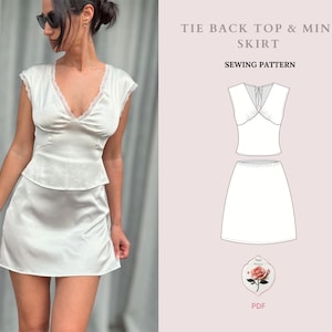 Könnte beinhalten: Ein weißes Satin-Top mit Bindeband und Minirock. Das Oberteil hat einen V-Ausschnitt mit Spitzenbesatz. Der Rock ist eine Mini-Länge. Das Bild enthält auch eine Schnittmusterillustration mit dem Text "TIE BACK TOP & MINI SKIRT" und "SEWING PATTERN".