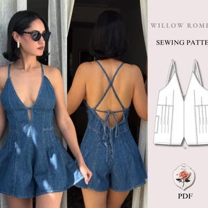 Peut inclure: Une combinaison courte en jean bleu avec un décolleté en V profond, une jupe évasée et un dos à bretelles croisées nouées à la taille. L'image inclut un dessin technique du patron de couture Willow Romper et le texte Willow Romper.