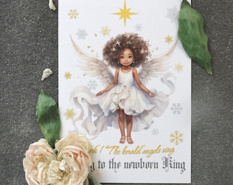Puede incluir: Una tarjeta de Navidad con una ilustración de acuarela de un ángel con piel morena y cabello oscuro. El ángel lleva un vestido blanco y tiene alas. El fondo es blanco con estrellas doradas y copos de nieve. El texto de la tarjeta dice "Hark! The herald angels sing, A to the newborn King."