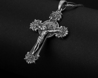 Sterlingkruis, Jezus kruisiging, Sint-Benedictusmedaille, religieuze sieraden, christelijk symbool, geloofsaccessoire, spirituele hanger, heilig embleem