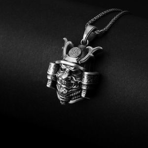 Collana da samurai, ciondolo con elmo, ciondolo da guerriero, storia giapponese, codice Bushido, guerriero d'argento, simbolo d'onore, regalo culturale