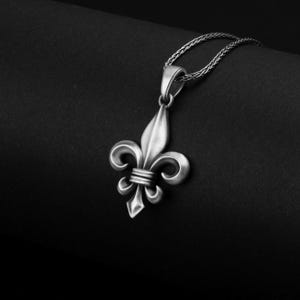 Srebrny wisiorek Fleur de Lis, francuski herb królewski, wisior z lilią
