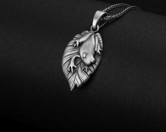 Colar de prata esterlina com pingente de sapo e folha, joia inspirada na floresta.