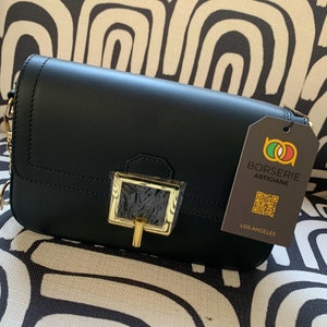Graziosa en Negro. Bolso pochette de piel fabricado en Italia. Una bandolera para cualquier ocasión.