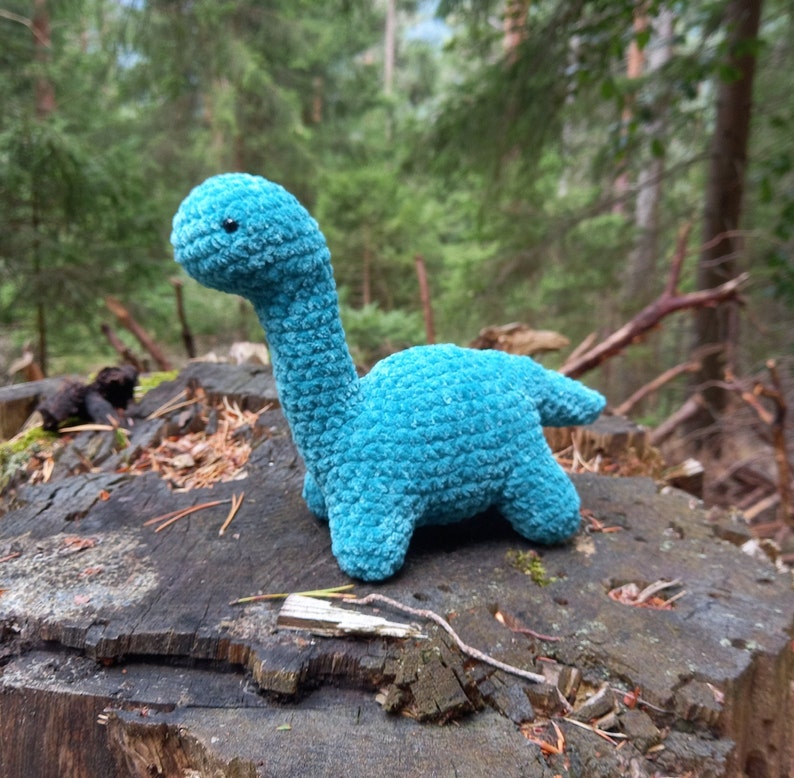 Dinosauro di peluche all'uncinetto immagine 1