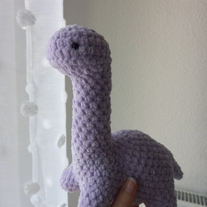 Dinosauro di peluche all'uncinetto Viola