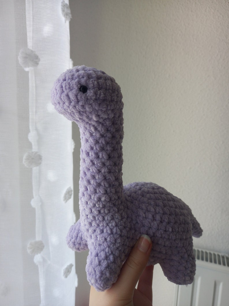 Dinosauro di peluche all'uncinetto Viola