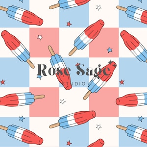 Könnte beinhalten: Ein nahtloses Muster mit roten, weißen und blauen Eis am Stiel auf einem karierten Hintergrund. Die Eis am Stiel sind diagonal angeordnet und von kleinen weißen Sternen umgeben. Der Text "Rose Sage Studio" ist mittig im Muster platziert.