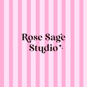 Könnte beinhalten: Rosa-weiß gestreifter Hintergrund mit dem Text "Rose Sage Studio" in dunkler, brauner, eleganter Schrift. Ein kleiner Stern befindet sich neben dem Wort "Studio". Die Gesamtästhetik ist weich und feminin.