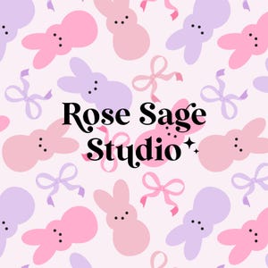 Peut inclure: Un motif pastel rose et violet avec des bonbons en forme de guimauve et des nœuds. Le texte "Rose Sage Studio" est au centre de l'image.