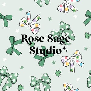 Może przedstawiać: Zielone tło z powtarzającym się wzorem zielonych kokardek z białymi akcentami koniczyny. Tekst "Rose Sage Studio" znajduje się w środku obrazu.