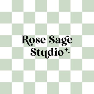 Könnte beinhalten: Schwarz-weiß kariertes Hintergrundbild mit dem Text "Rose Sage Studio" in einer stilisierten Schrift.