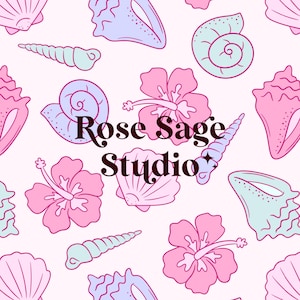 Op de afbeelding: Een herhalend patroon van schelpen en hibiscusbloemen in roze en blauw op een lichtroze achtergrond. De tekst "Rose Sage Studio" is over het ontwerp geplaatst.