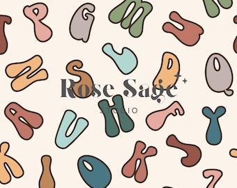 Op de afbeelding: Een naadloos patroon met kleurrijke, omrande letters van het alfabet in een retro-stijl. De letters zijn in verschillende tinten blauw, groen, oranje, bruin en roze. De achtergrond is lichtbeige. De tekst "Rose Sage Studio" staat in het midden van het patroon.