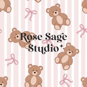 Peut inclure: Un motif sans couture représentant des ours en peluche marrons avec des nœuds roses sur un fond rayé rose et blanc. Le texte "Rose Sage Studio" est centré sur le motif.
