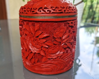 中国製辰砂の花瓶、赤い漆の彫刻が施された花瓶、ヴィンテージ
