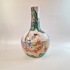 Chinese porcelain vase, Famille rose bottle vase 20th century h34cm, Hand painted figurative design, Zhongguo Jingdezhen, Chinoiserie decor